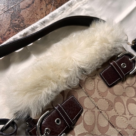 Coach Signature C Bag with Shearling Trim and Key Card Holder - Picture 11 of 16